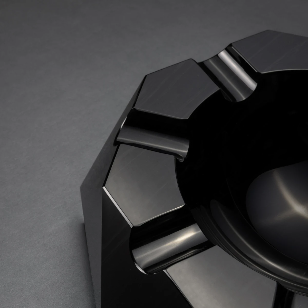 Bristol ashtray — eight cigar rests at even intervals, faceted obsidian