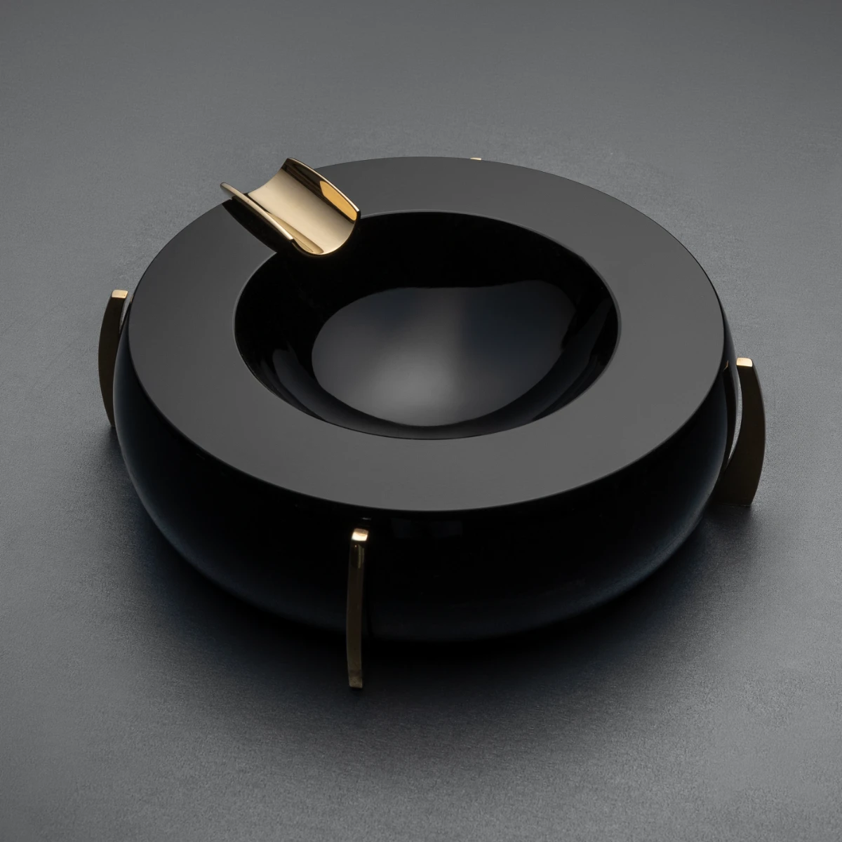 Dragon Ospreys obsidian cigar ashtray on 24K gold-plated brass legs