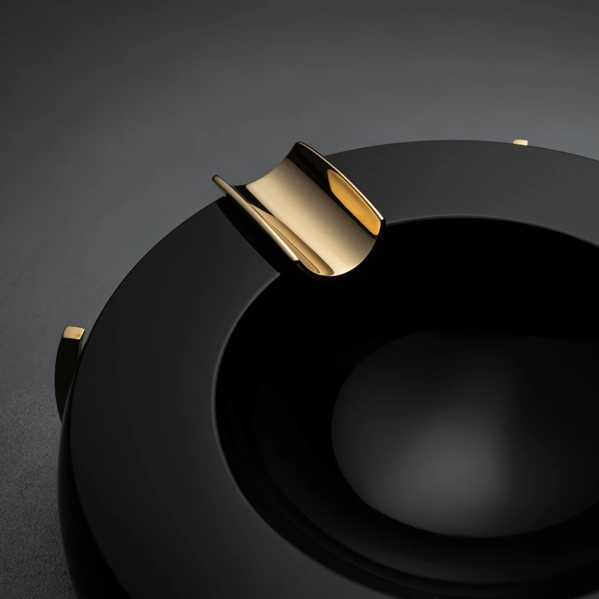 Dragon Ospreys ashtray — top view, gold cigar rest in obsidian rim