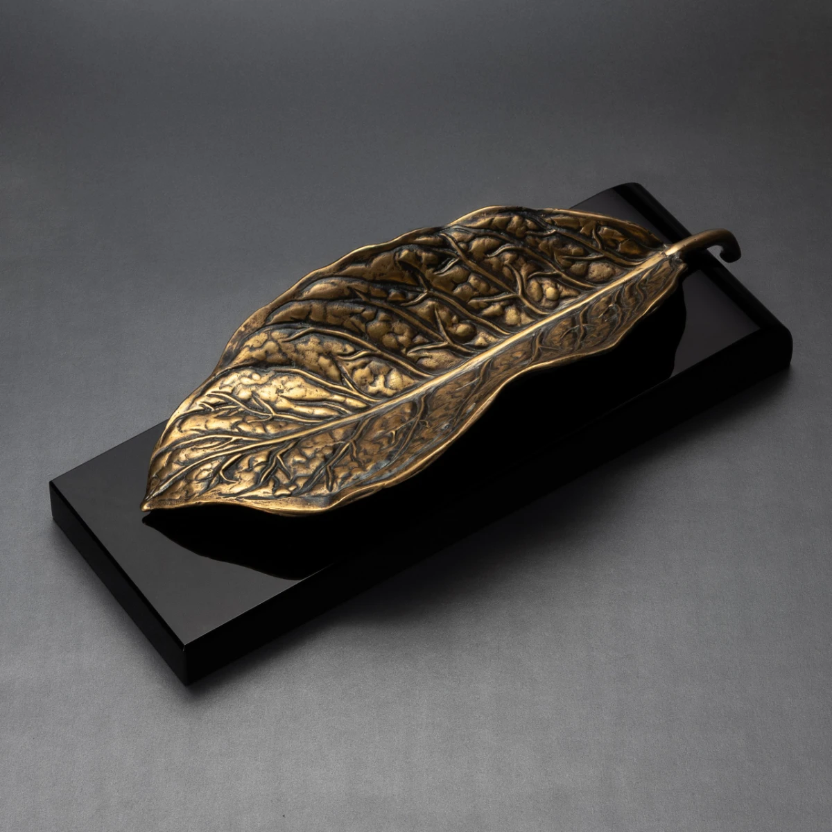Habano Gold obsidian ashtray — hand-cast brass tobacco leaf on Jet Black obsidian