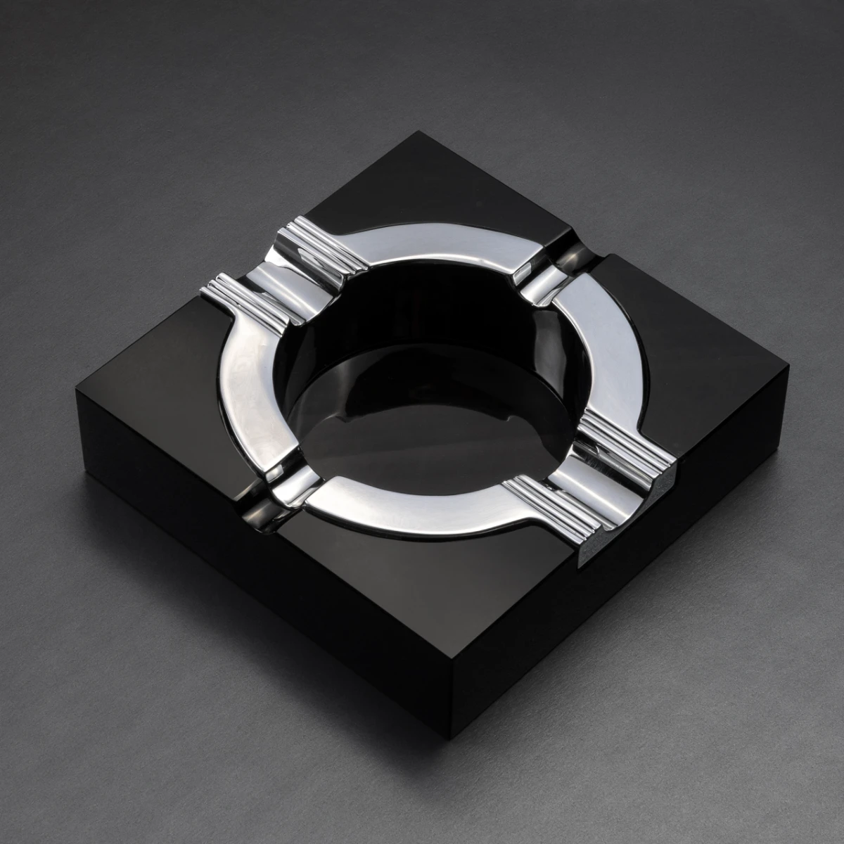 Quartet obsidian and nickel-steel ring cigar ashtray