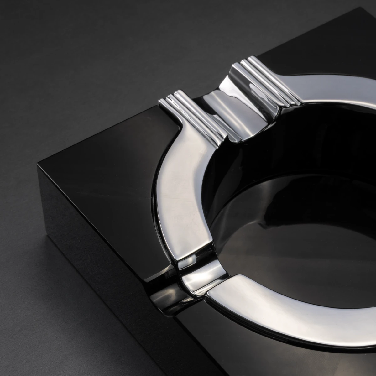 Quartet ashtray — four cigar rests on steel ring, top view