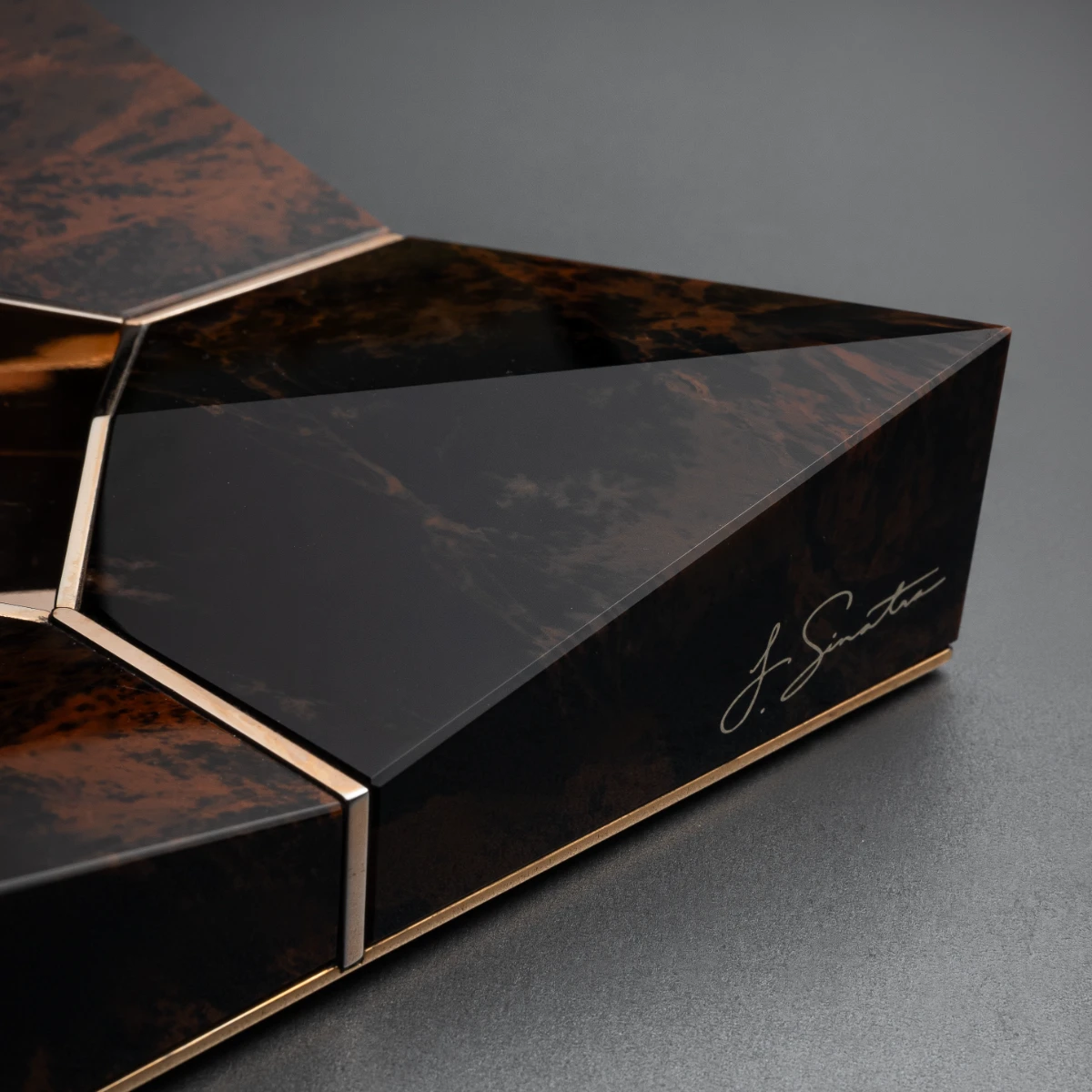 Sinatra Brown Burl ashtray – top view